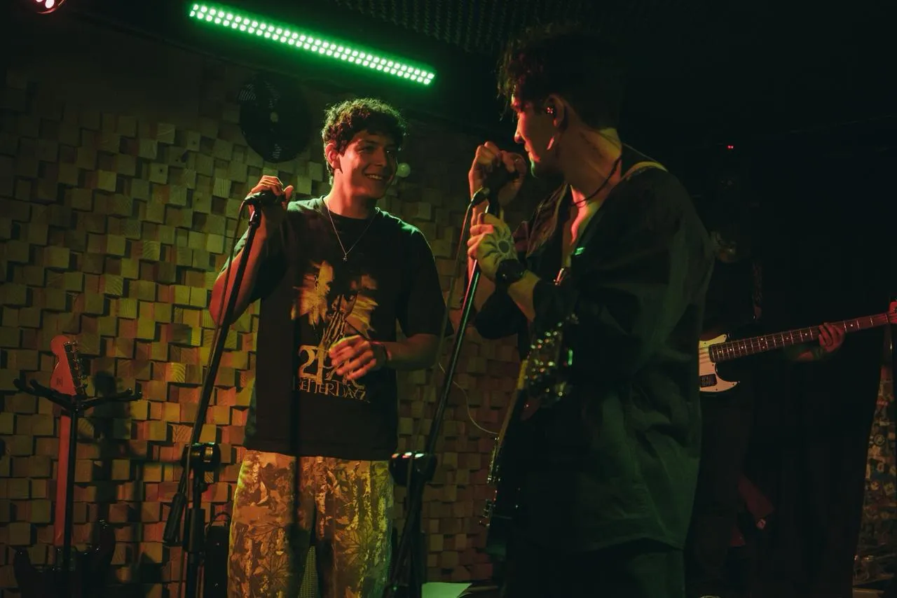 Artistas de Central Sun en el escenario