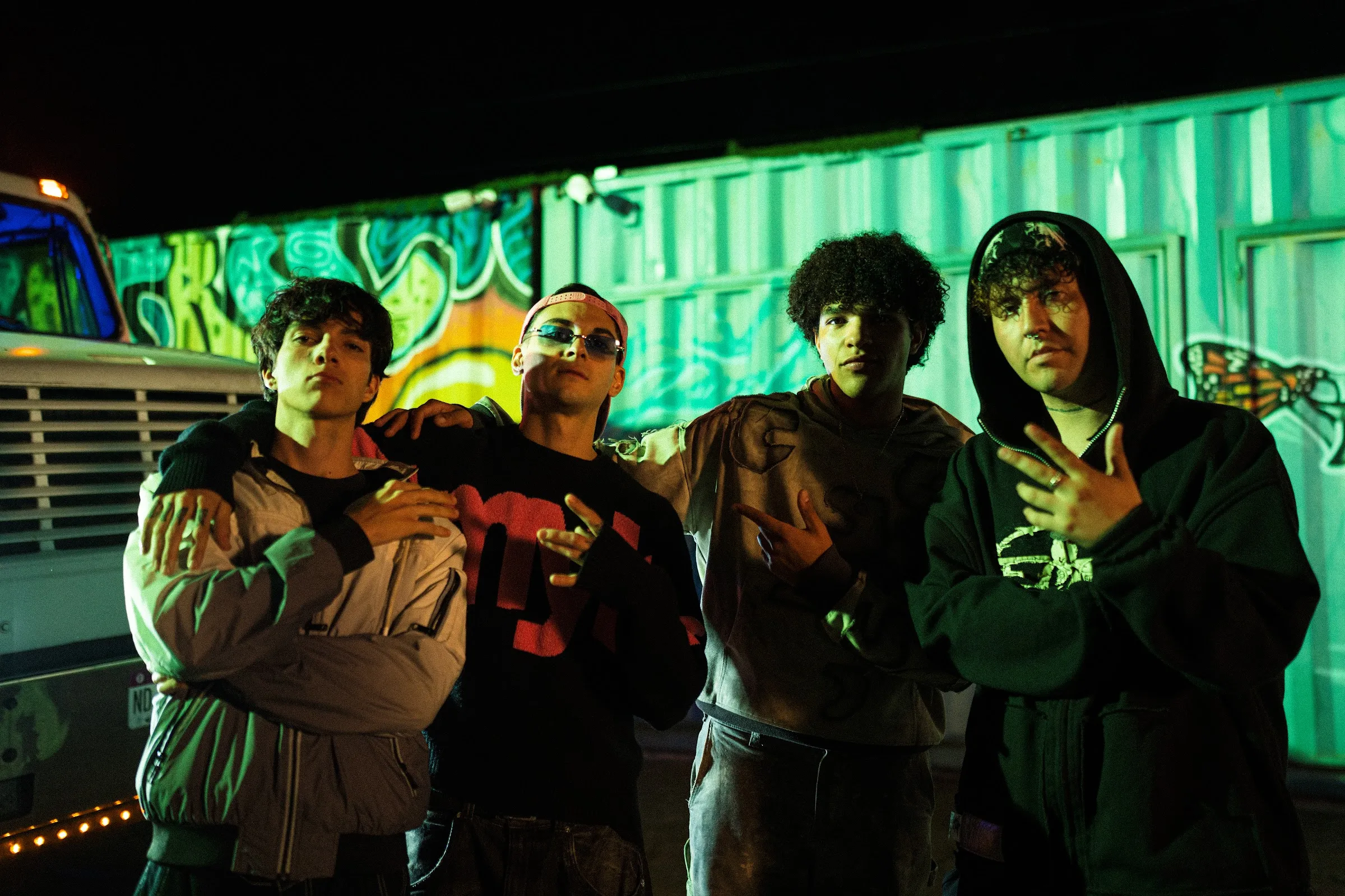 El crew de Central Sun de noche