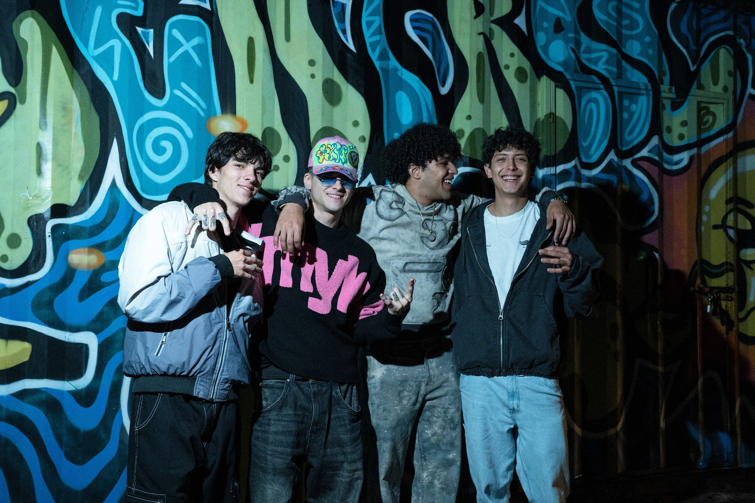 El crew de Central Sun frente a un mural